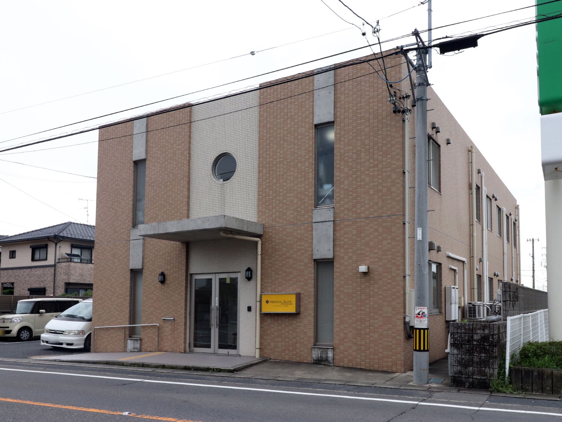 施設は2階建てのしっかりした建物で、施設入口前には手すり付きのスロープが設置されているので、車いすの方や足の不自由な人でも安心である。