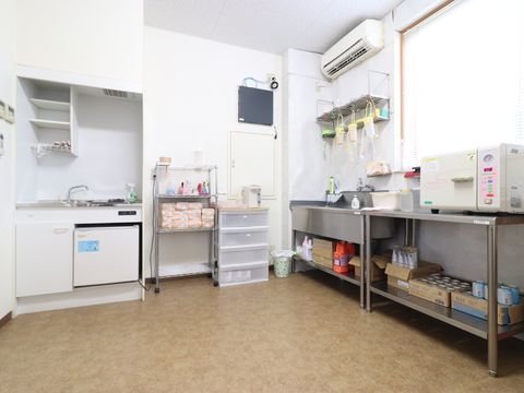 医療器具や備品が整備され保管された、明るく清潔感のある事務室