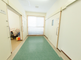 介護施設の明るい廊下と部屋