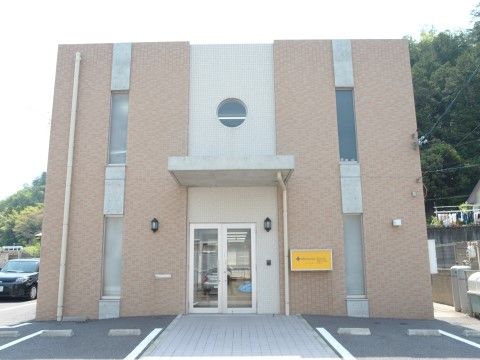 エントランスの前に駐車スペースを設け、移動の負担を最小限抑えるように造られた建物