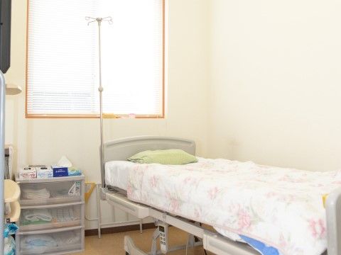 可動式の介護用ベッドが完備された、明るく居心地の良い雰囲気の居室