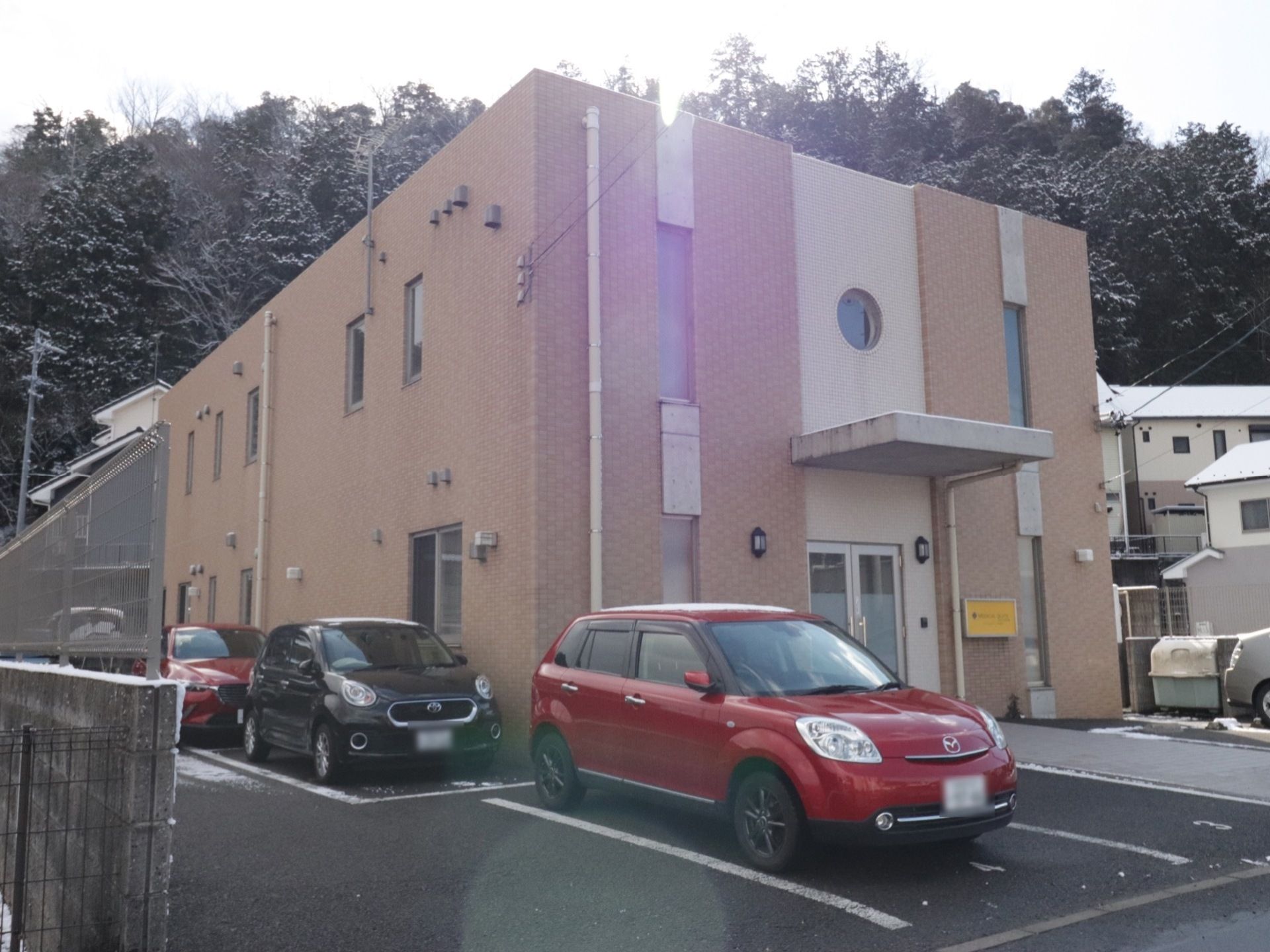 路面はアスファルト、玄関前の通路はタイルを貼り舗装されている。周辺に高い建物がないため、日当たりがよい。