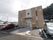 住宅街に建っている。建物周辺の景観とも合っていて、丸い窓がありモダンな造りである。黄色い看板が目立っている。