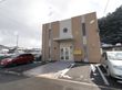 住宅街に建っている。建物周辺の景観とも合っていて、丸い窓がありモダンな造りである。黄色い看板が目立っている。