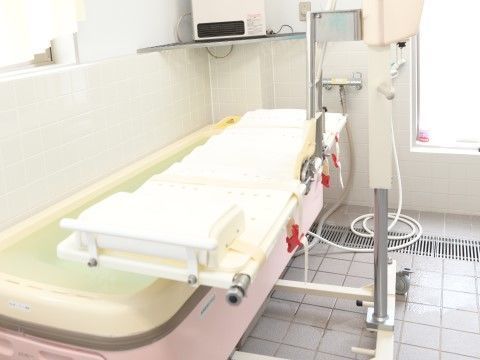 暖房器具や電動リフト付きの機械浴槽を設置し、安全に入浴介助が受けられる浴室