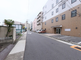 静かな住宅街に建つ施設の外観
