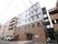 施設の建物は5階建てになっている。1階2階は茶色い外壁で、3階～5階は白とグレーの外壁と色が変えられている。