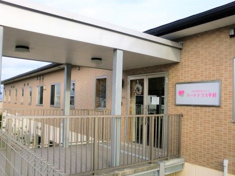 「ハートテラス平針」の外観。駐車場も完備しています。