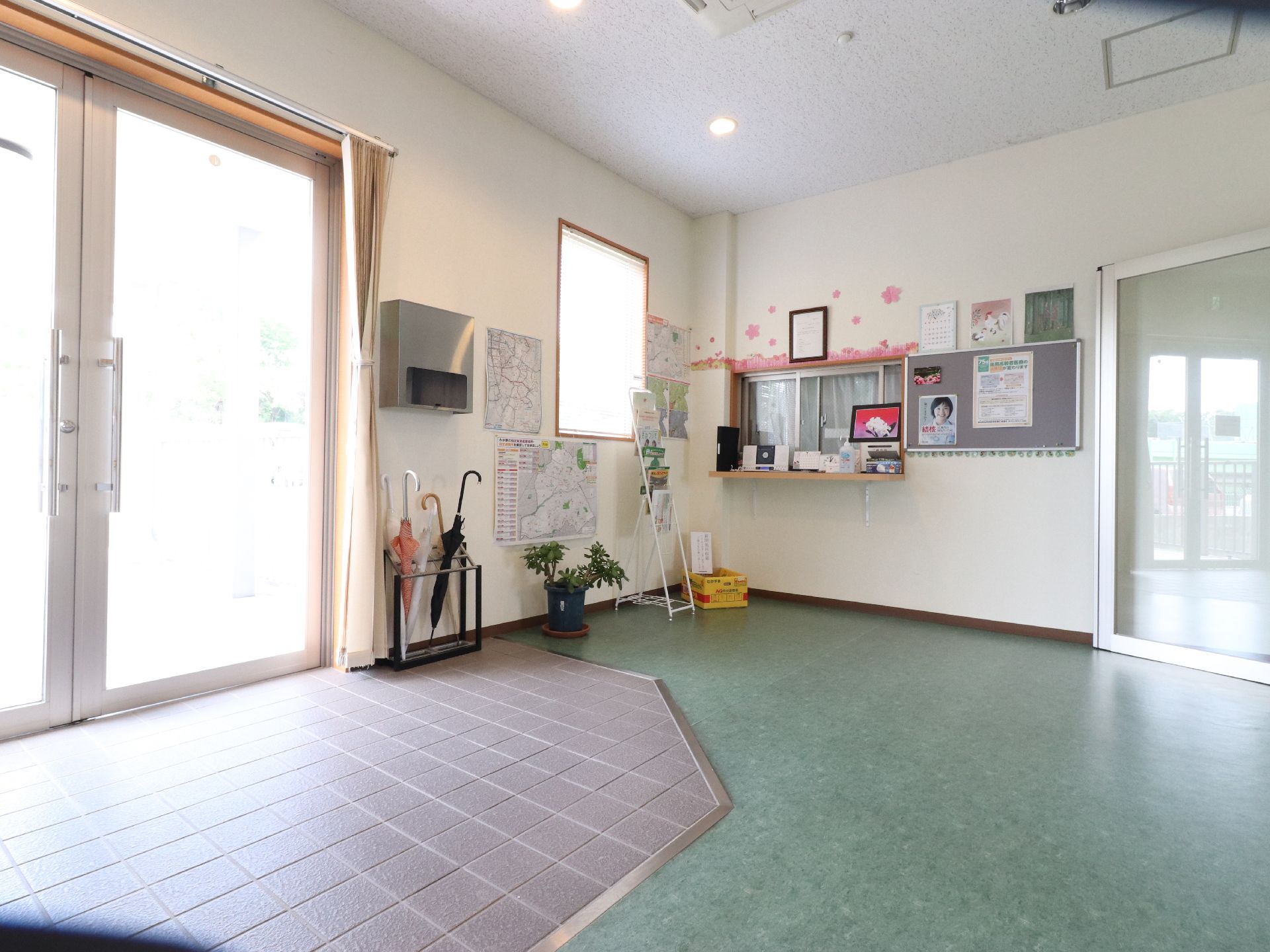 玄関スペースはバリアフリー、入居者たちに優しい作りになっている。傘立てやマガジンラックがある。