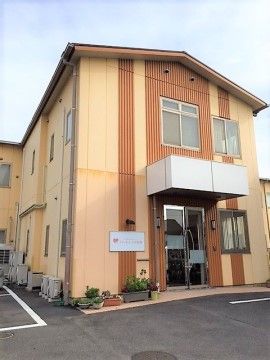 「ハートテラス名和」の外観。玄関口には草花を飾っている。