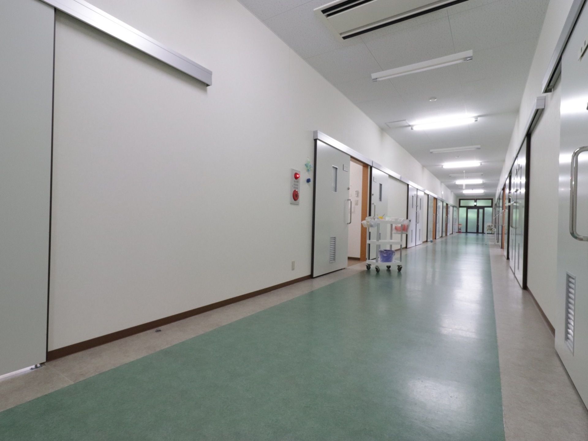 見通しの良く、通路幅の広い廊下である。両サイドに部屋が複数あり、各部屋共スライド式のドアが取り付けられている。