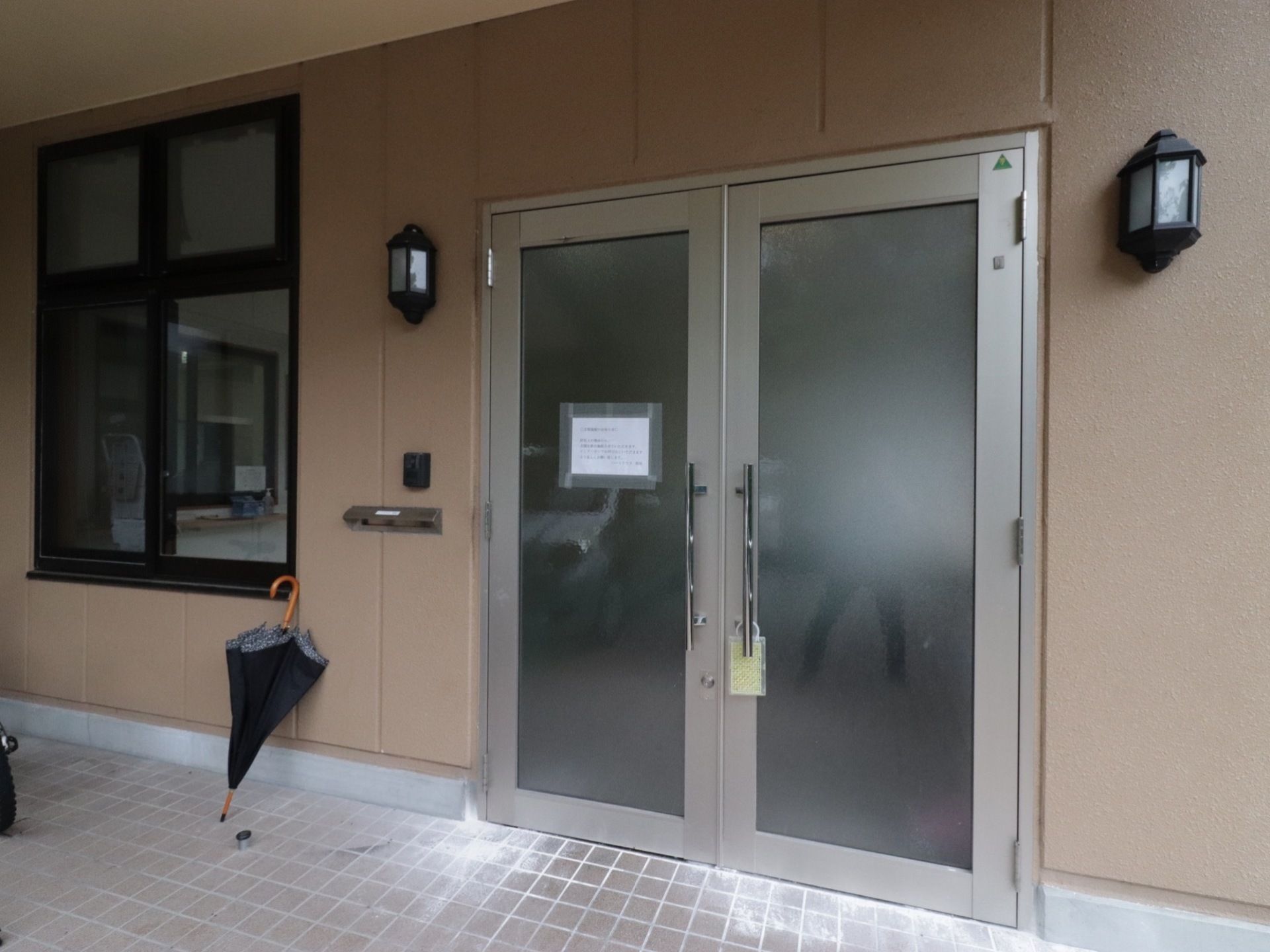銀色の取っ手がついた銀色の扉がある。扉の窓の部分は、内部が見えない素材を用いている。隣にある窓は、内部が見えており覗ける。