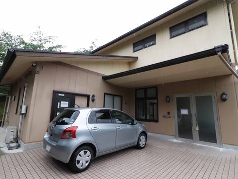 入口前には茶色いタイルが敷き詰めてある。エントランスの窓の前には、車を停めることができる。入口のドアにはスモークがかかっている。