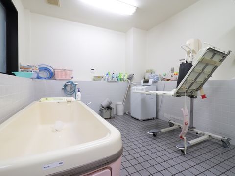 「ハートテラス形原」のサポート。ご入居者様の体調の変化にも気を配っている。