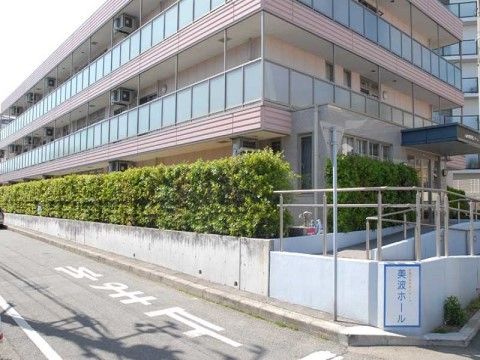 緑豊かな生垣で囲まれた、明るい色調で洗練された印象の外観