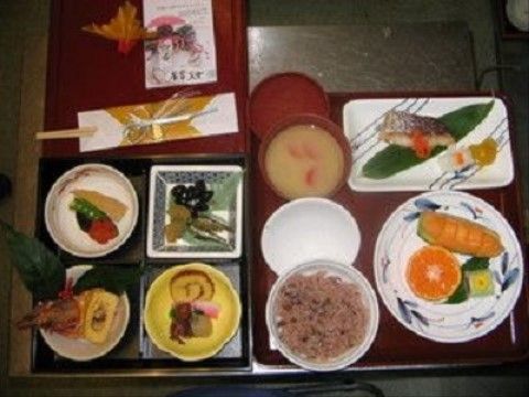 彩り豊かなおせち料理が小分けにされ、盛り付けられた豪華な食事