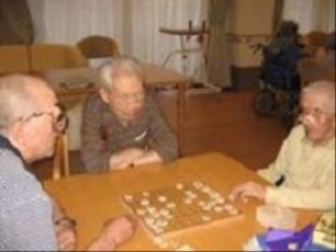 入居者様同士で将棋の対戦が楽しめる、広々とした共有スペース