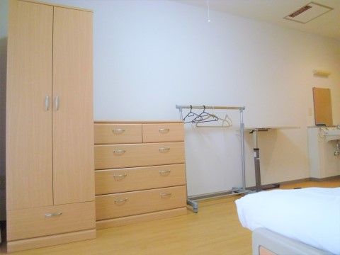 白を基調とした明るい居室である。洋服ダンスや整理ダンスが完備されているので、家から持ち込む必要がなく便利である。
