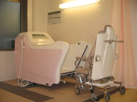 施設内には、機械浴室が完備されている。車椅子に座った状態で湯船に浸かることのできる特殊な浴槽がある。