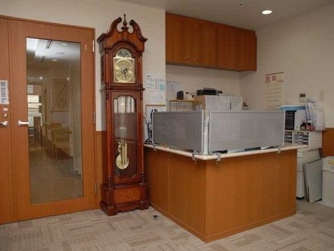 エントランスには受付が完備されている。24時間体制でスタッフが常駐しているので、安心快適な生活が送れる。