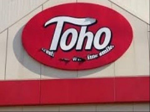 施設の近くには、お惣菜や弁当などの食品を売るリーズナブルな店舗がある。散歩に行くついでにショッピングができる。