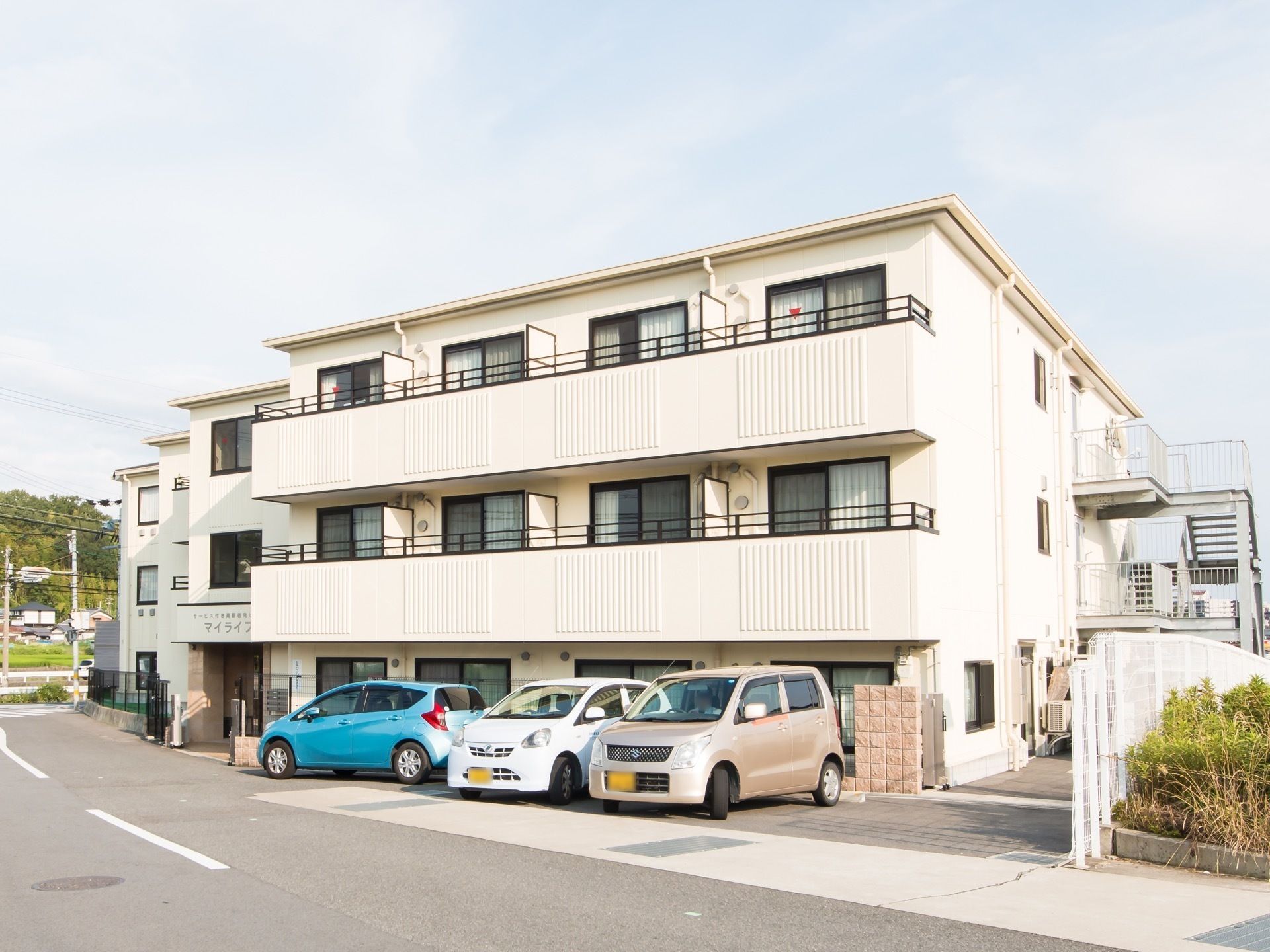 明るい外観の建物