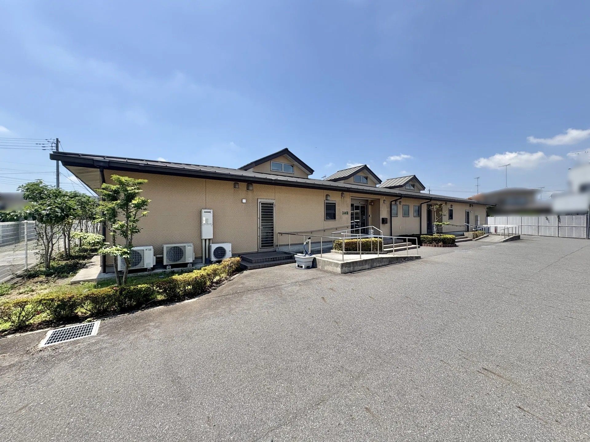 広い駐車場の建物外観