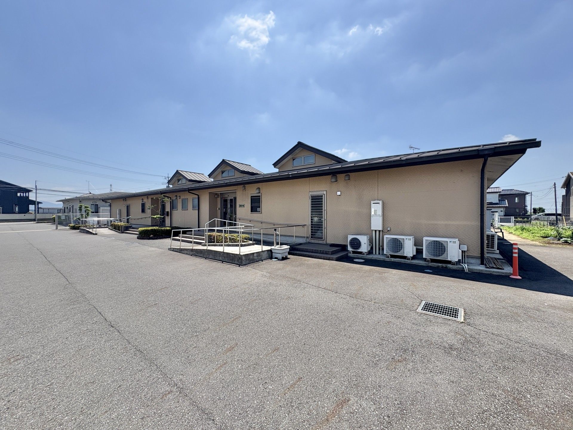 スロープ付きの建物外観