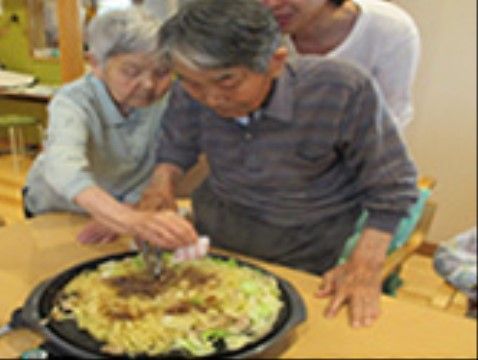 高齢者が料理を楽しむ様子