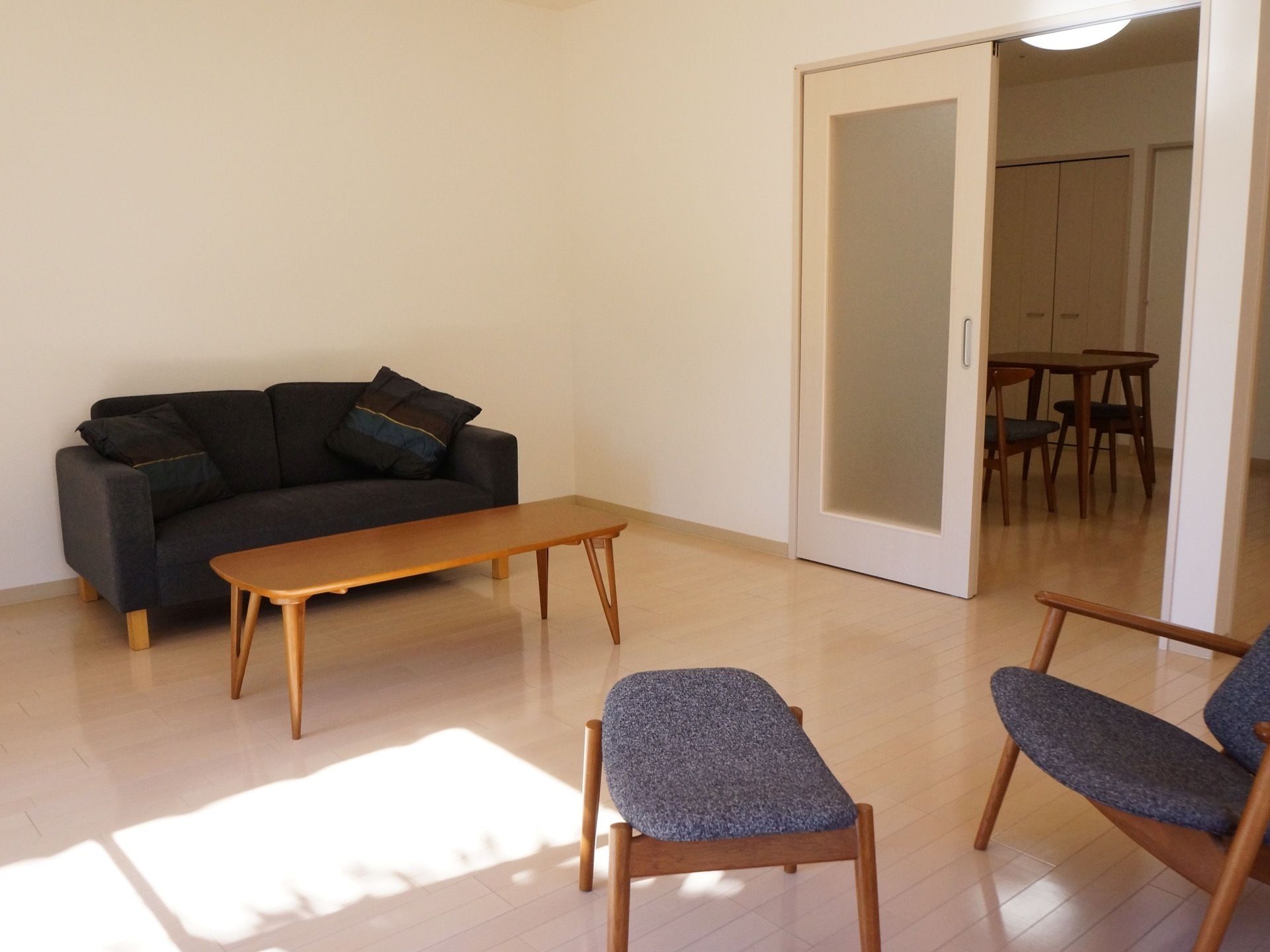 自宅マンションの一室のような部屋に、ソファや椅子、テーブルが置かれている。入居者様が自由に使用できるようになっている。