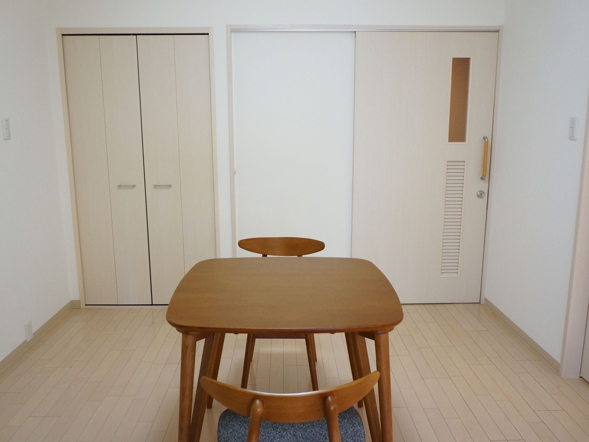 居室には大きなクローゼットとダイニングテーブルがある。充分な広さがあり、夫婦のように二人での入居が可能である。