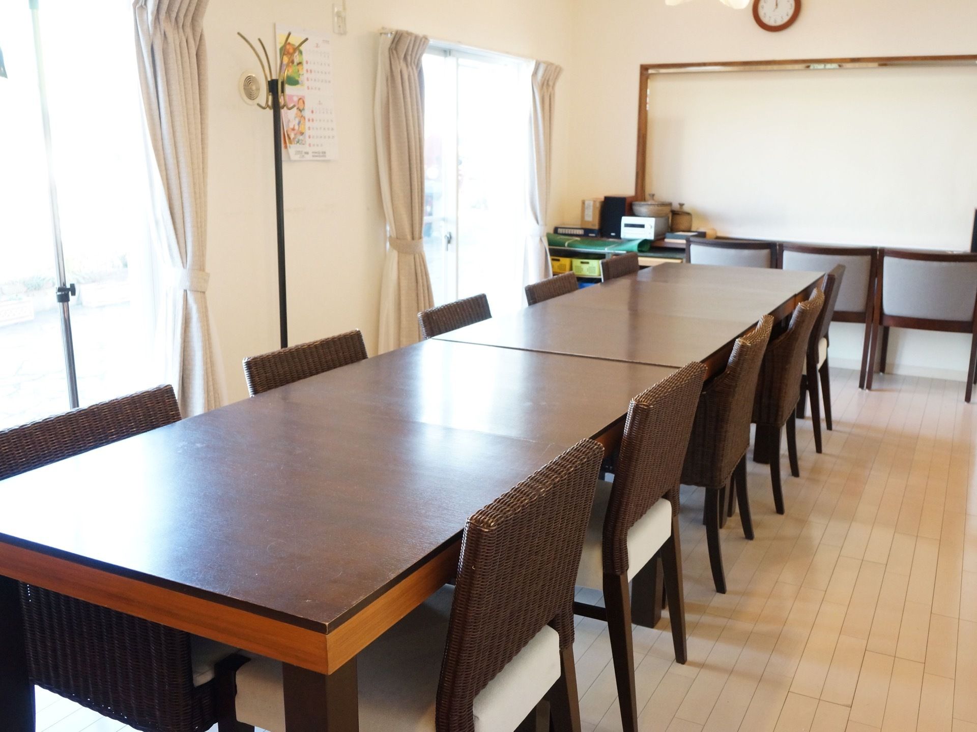 白い壁の部屋にダークブラウンの家具があり、落ち着いた雰囲気である。入居者様が自由に使用できるスペースである。