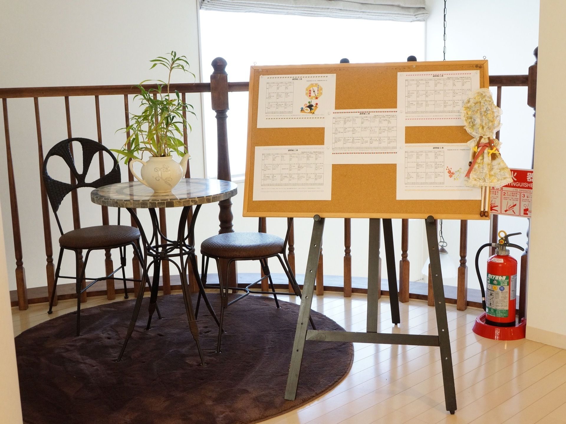 休憩ができるテーブルセットが設置されている。向こう側は吹き抜けになっているため、開放感を味わうことができる。