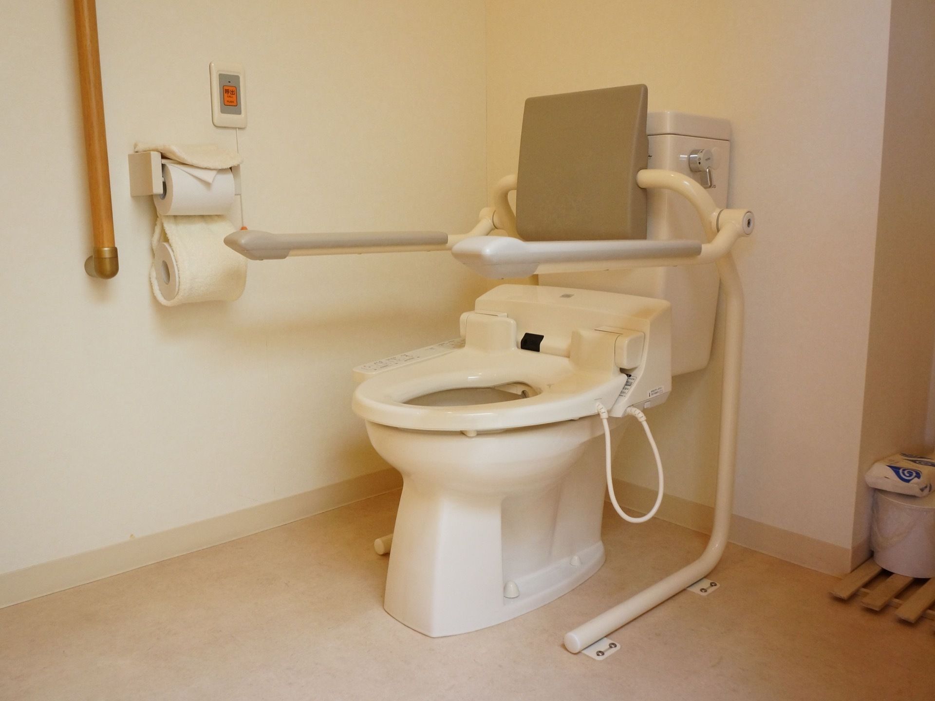 トイレの便座には、両側に手すりが設置されており、立ち座りの際に補助として利用できるため、動作の負担軽減となる。