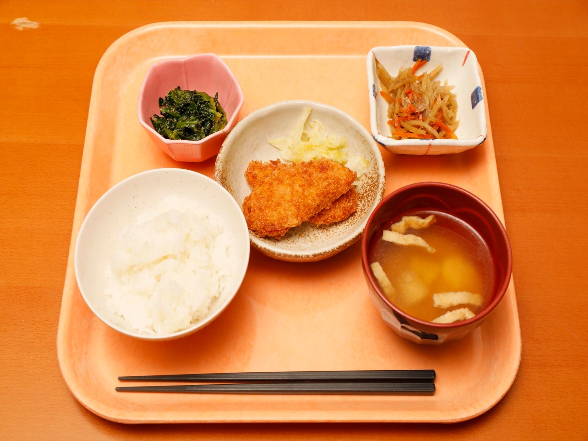 食事は１人分ずつトレイに乗せて提供される。ご飯とみそ汁、メイン料理の他に小鉢などを添えて、見た目も鮮やかになっている。