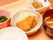 この日のメインのおかずはフライに、ご飯と味噌汁、小鉢を添えた食事である。色や形もさまざまな器に盛り付けている。