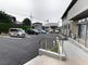 静かな住宅街にある介護施設の外観