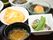 料理が盛り付けられている食器は小鉢や小皿がほとんどで、利用者様が手に取りやすいサイズである。茶碗や汁椀も持ちやすい大きさだ。