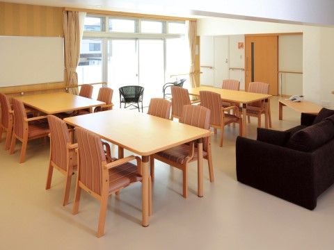 食堂はくつろぎのダイニング空間も兼ねている。大きな窓からは自然光が入って明るい。テーブルや椅子のほか、ソファーも置かれている。