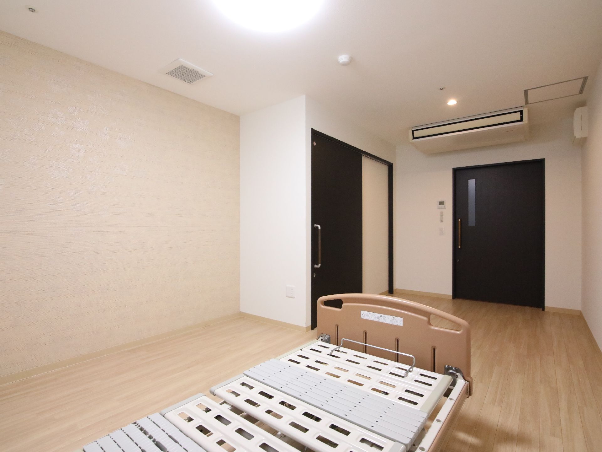 業務用のエアコンが備え付けてある居室