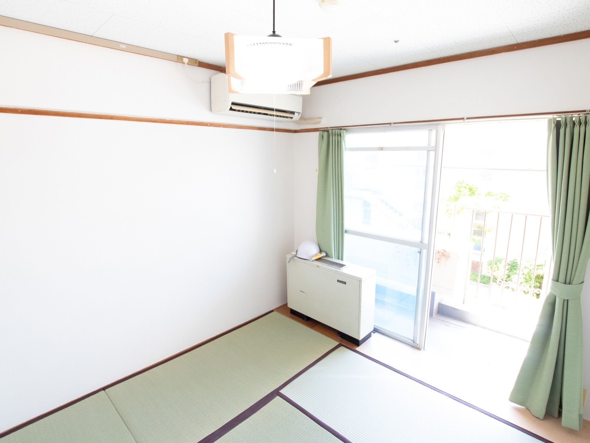 壁にエアコンが設置されている。大きな窓があり、そこから外の景色を楽しむことができる。ベランダも用意されている。