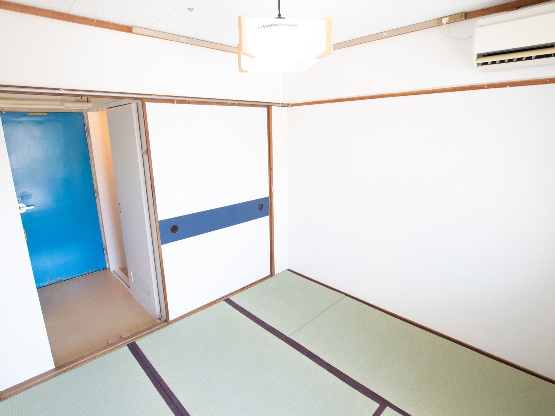 居室は畳が敷かれ、落ち着ける空間になっている。収納スペースとして押入れがついていて、エアコンも完備されている。