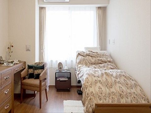 ホテルの一室のような落ち着いた内装の居室である。完全個室を用意しており、一人の時間をゆったりと過ごすことができる。