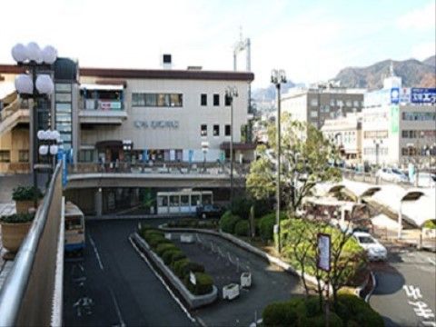 施設最寄り駅の様子。駅前はロータリーになっており、バスが一台停まっている。施設から徒歩７分ほどの距離である。