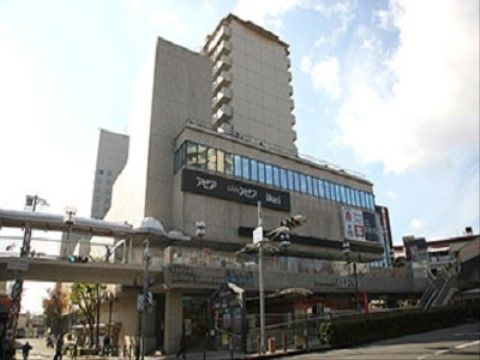 施設近隣にあるショッピングセンターの外観である。駅に直結しており、駅からつながる通路には屋根がある。