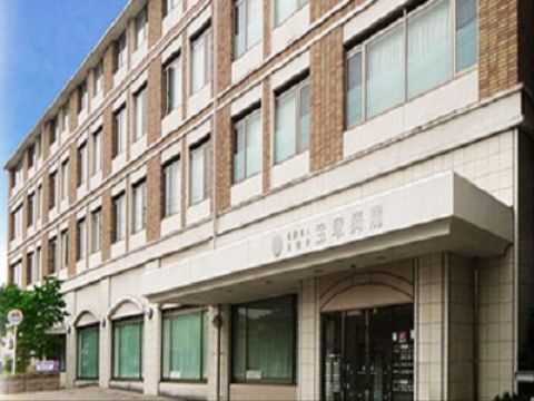 施設近隣の病院の外観である。施設から700mほどの距離にあり、徒歩でも10分で行くことが出来る。救急対応病院である。