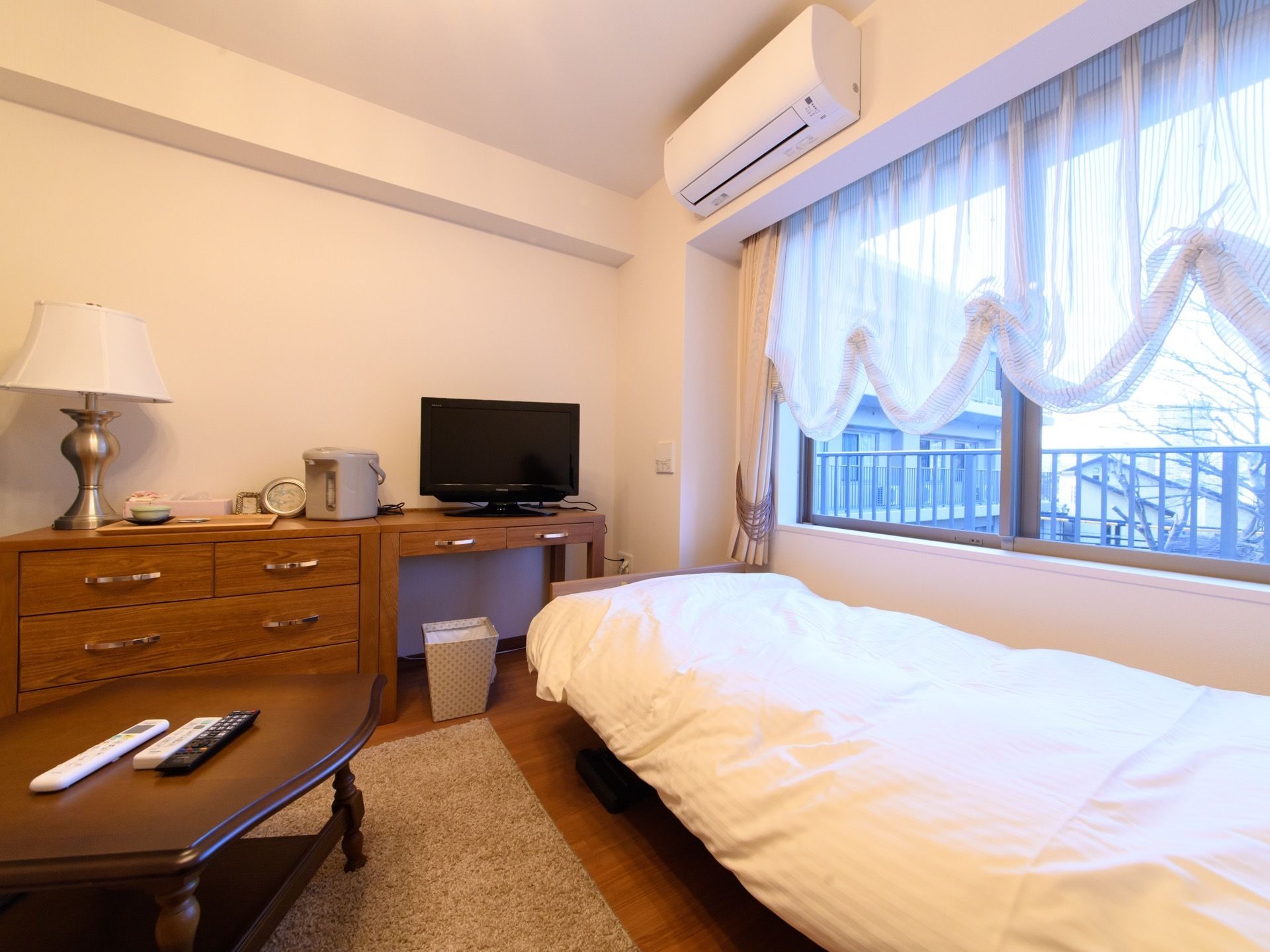 窓にはドレーンカーテンが付けてあり、備え付けの家具もおしゃれな物になっている。我が家のような内装になっている。