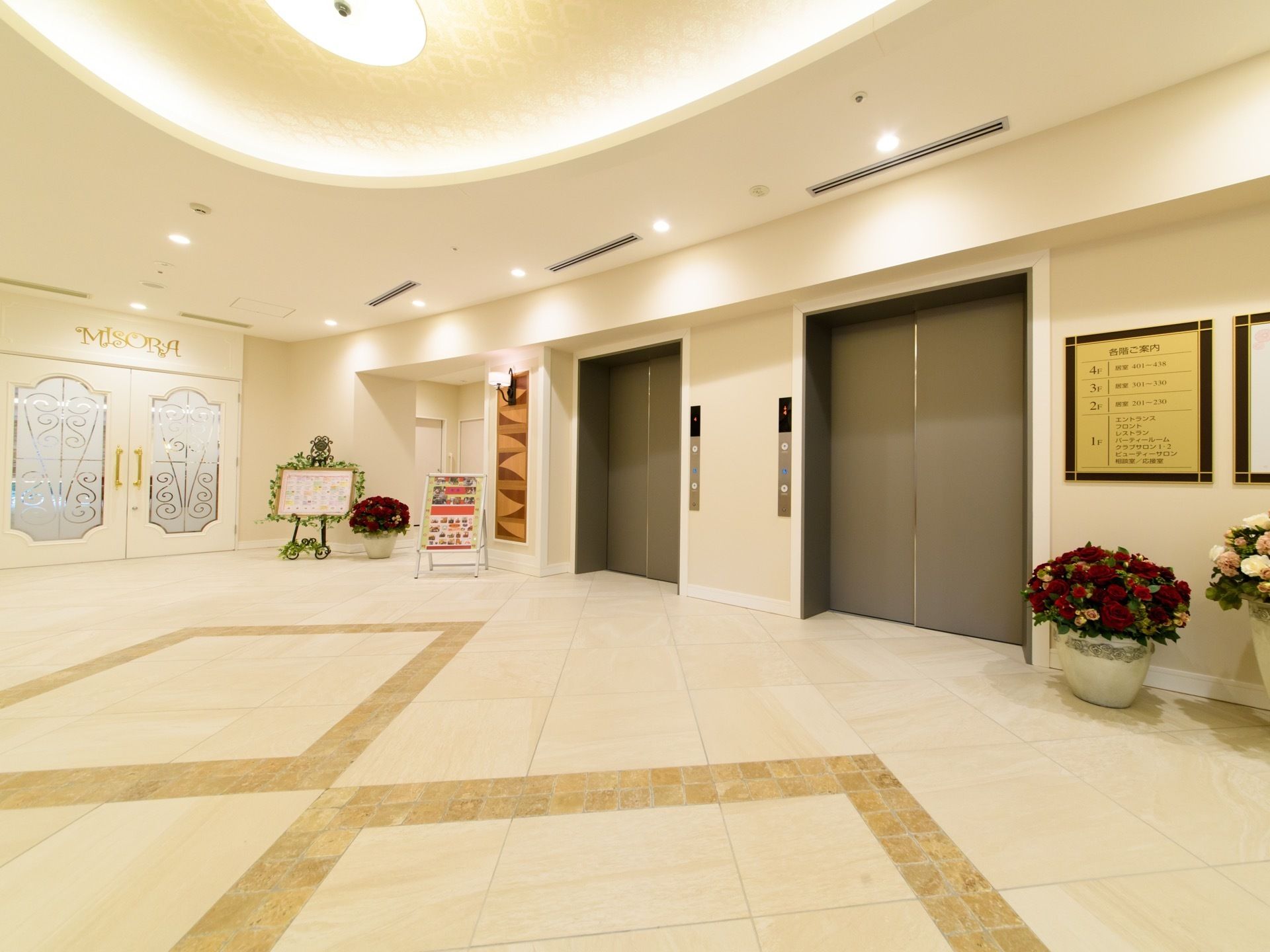 大きなエレベーターが２基ある。エレベーター前は大理石風の床で広いスペースを確保してある。花のインテリアもある。