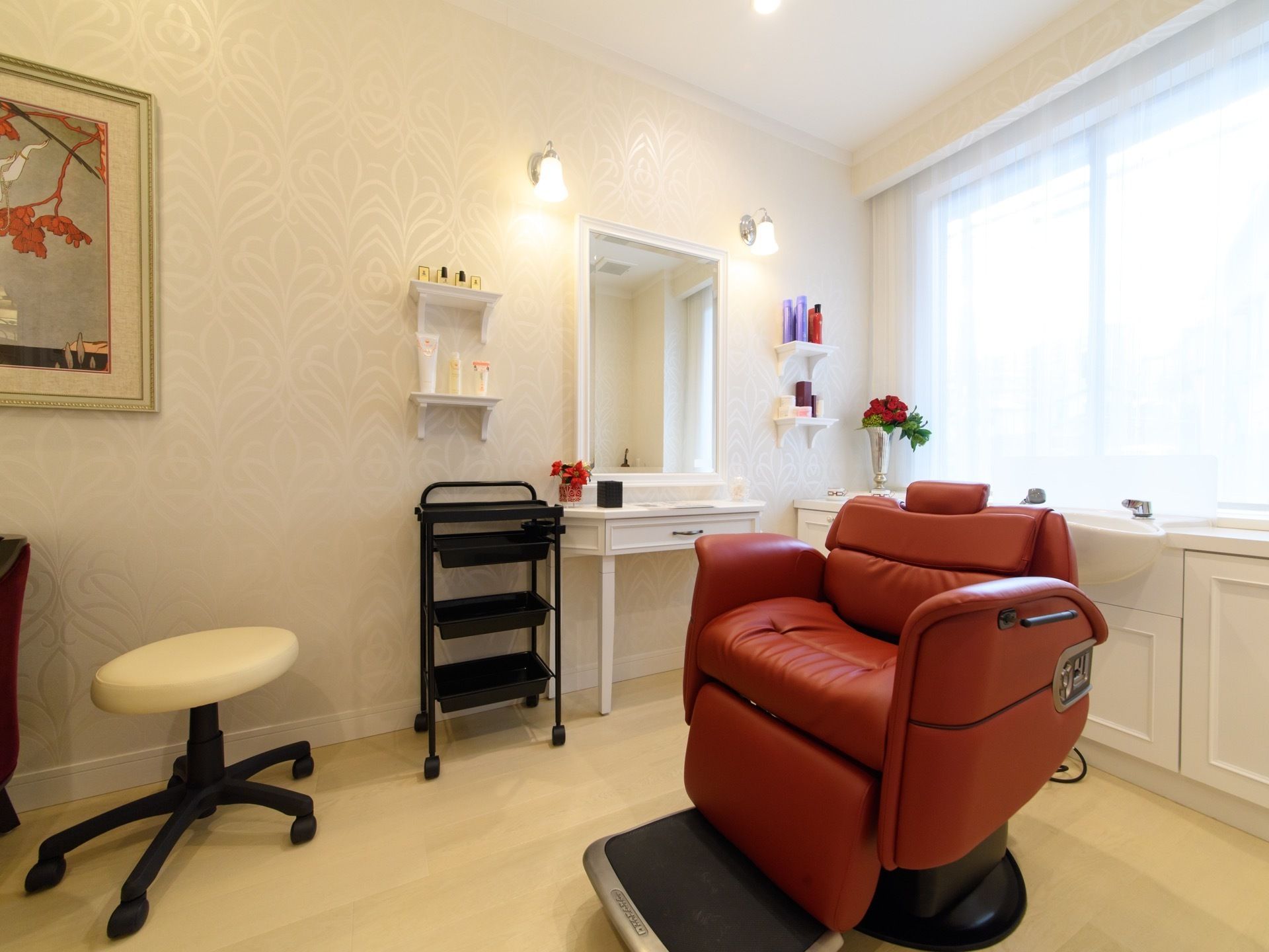 施設内には散髪室があり、いつでも利用できる。重厚感のある椅子は座り心地が良い。白で統一されて清潔感がある。