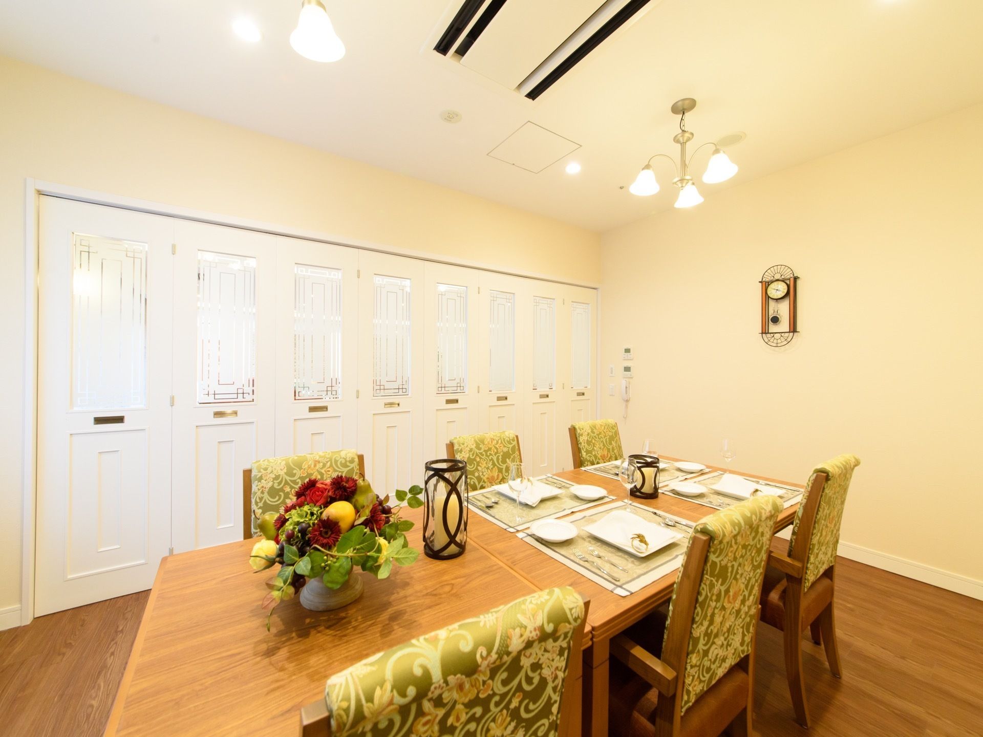 パーティールームはフローリングで６人掛けのテーブルがある。完全個室になっていて、家族で気兼ねなく利用できる。